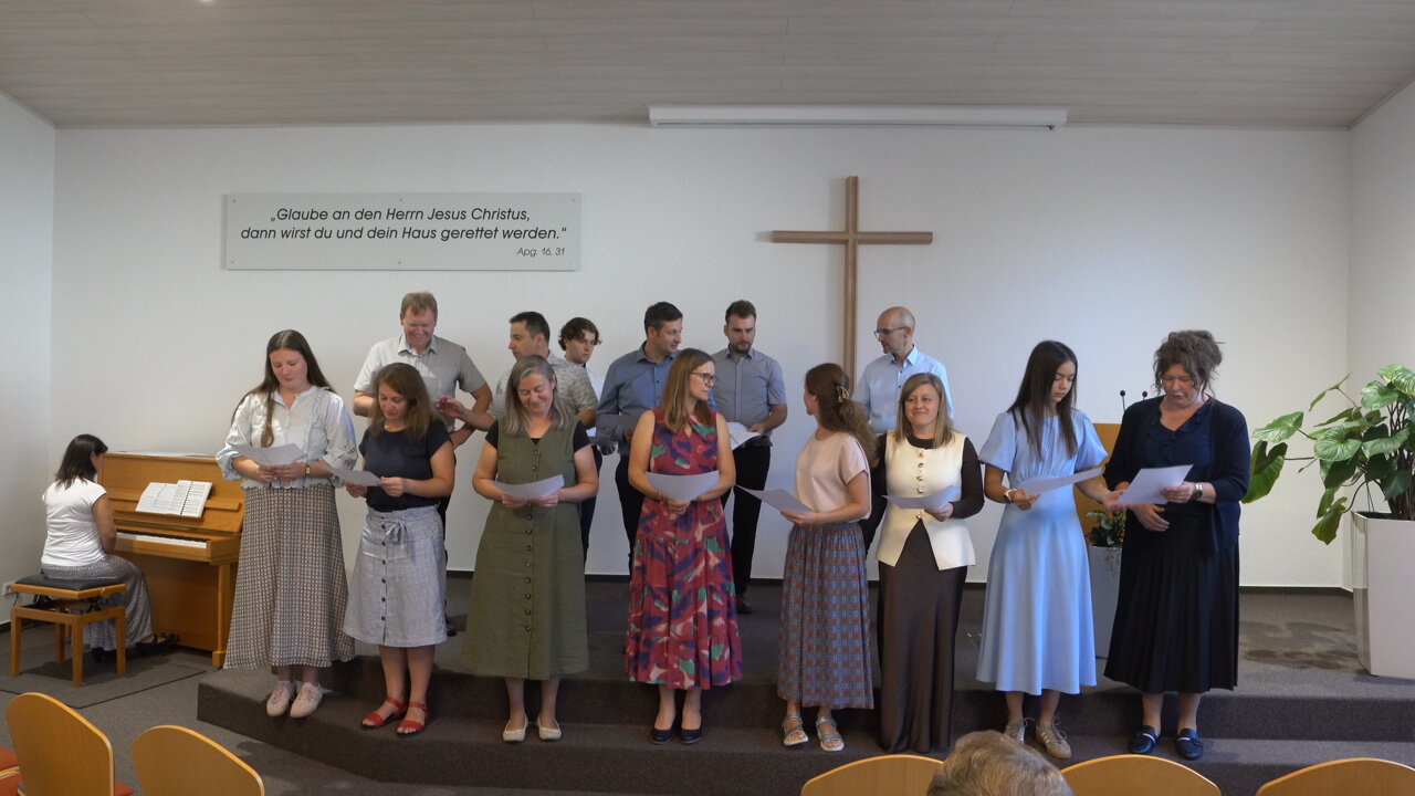 Der Chor beim Singen eines weiteren Liedes vor dem Kreuz